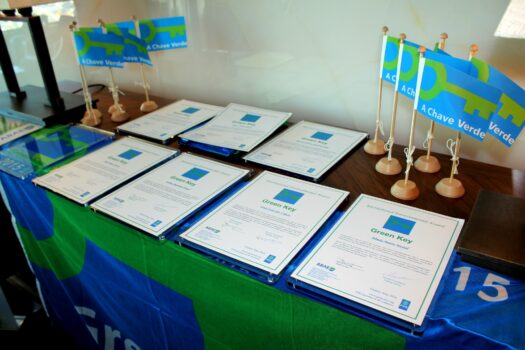 Imagem com certificados e mini bandeiras GreenKey